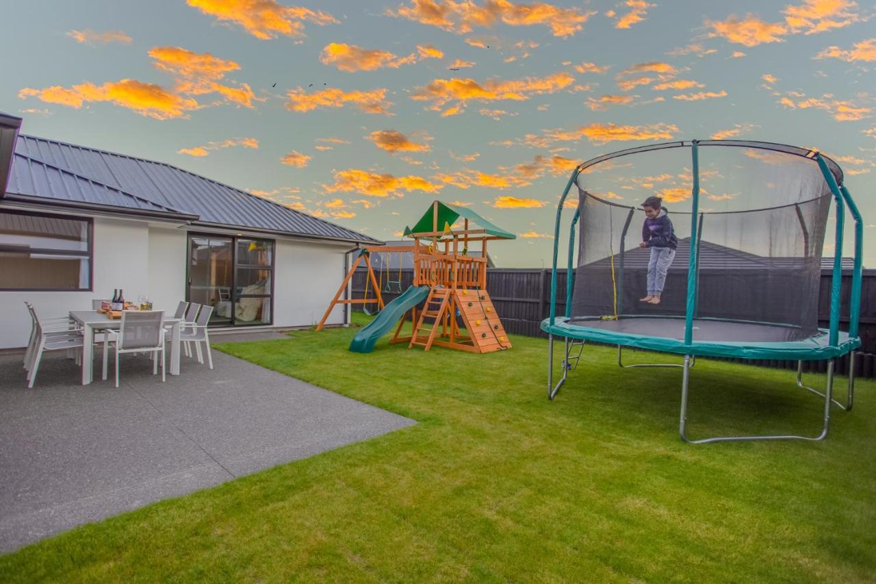 New Luxury With Games And Park Outlook Sleeps 12, 26 Mins From Chc Airport Holiday home *