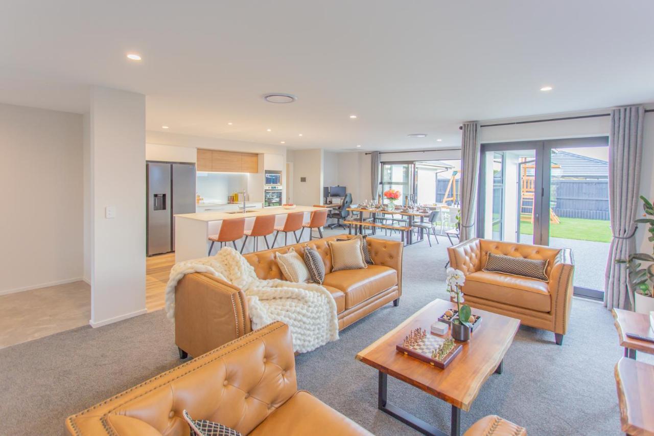 New Luxury With Games And Park Outlook Sleeps 12, 26 Mins From Chc Airport Holiday home