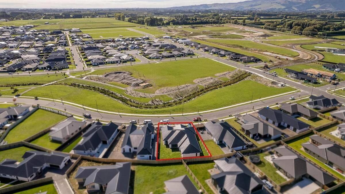 New Luxury With Games And Park Outlook Sleeps 12, 26 Mins From Chc Airport Holiday home *
